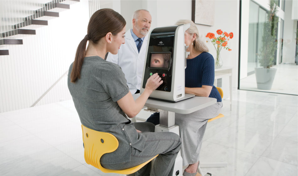 Bei einer Patientin wird die Photo-Biomodulation (PBM) durchgeführt.