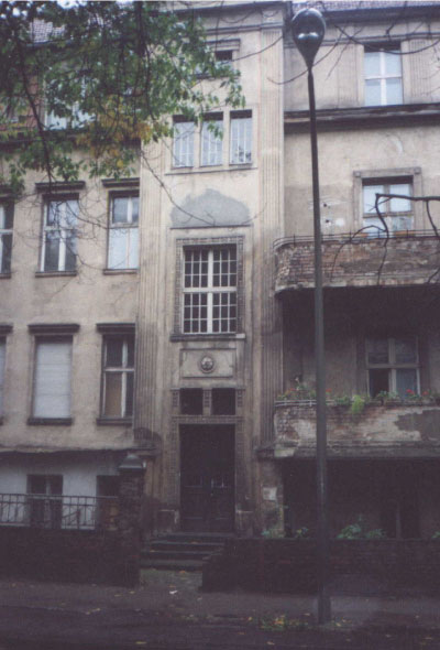 Haus in der Hans-Thoma-Str. 11 vor der Sanierung (1990)